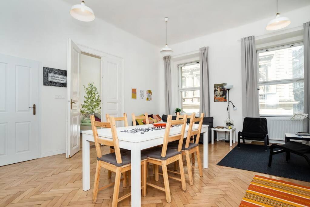 Bright, Spacious Apartment In The Historic Centre プラハ エクステリア 写真