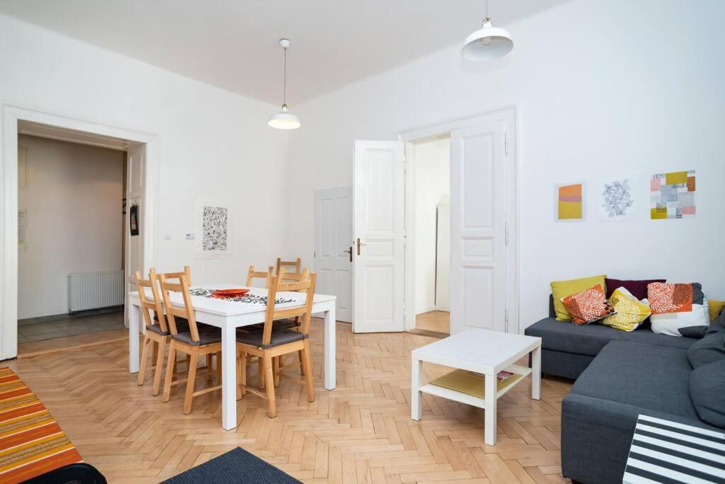 Bright, Spacious Apartment In The Historic Centre プラハ エクステリア 写真