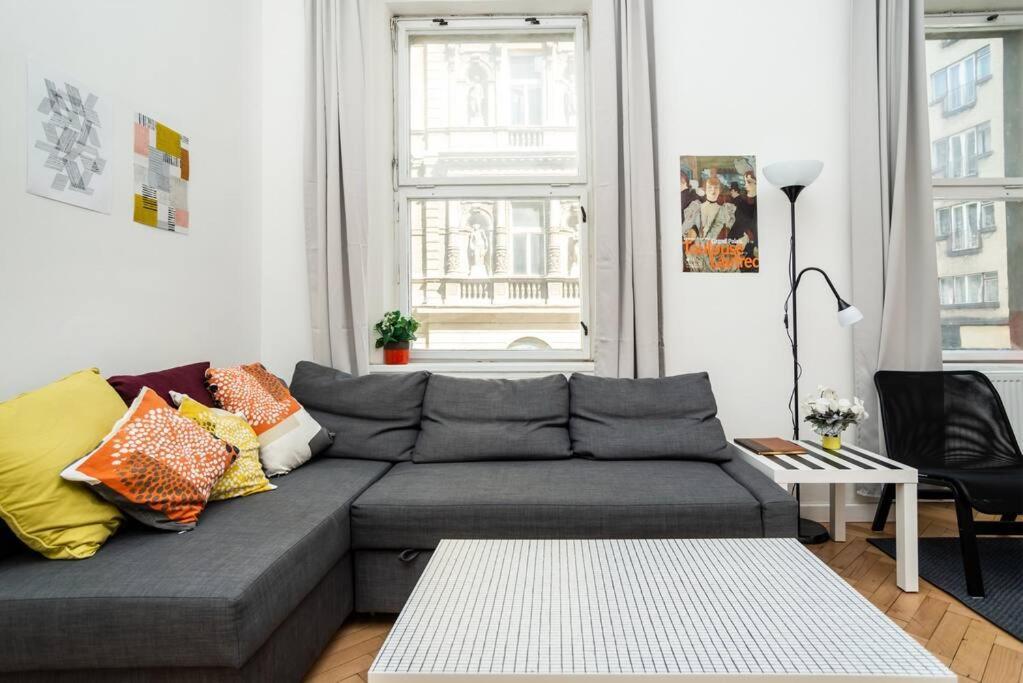 Bright, Spacious Apartment In The Historic Centre プラハ エクステリア 写真